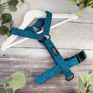 
            
                Load image into Gallery viewer, teal leopard print dog harness
            
        