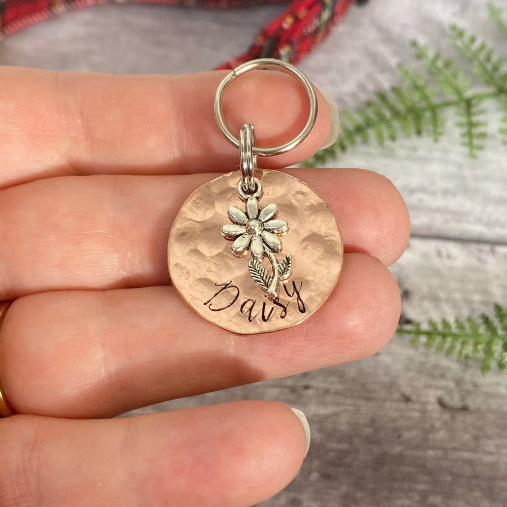 Stemmed daisy small dog tag